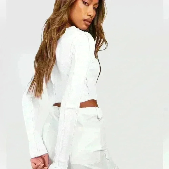 NWOT BOOHOO EXPOSED SEAM RIBBED LONG SLEEVE CROP TOP - Picture 2 of 2